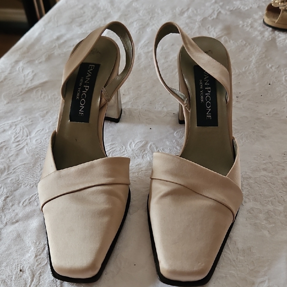 Evan Picone Women's Cream/Gold Slingback Heels.  Womens Size 7